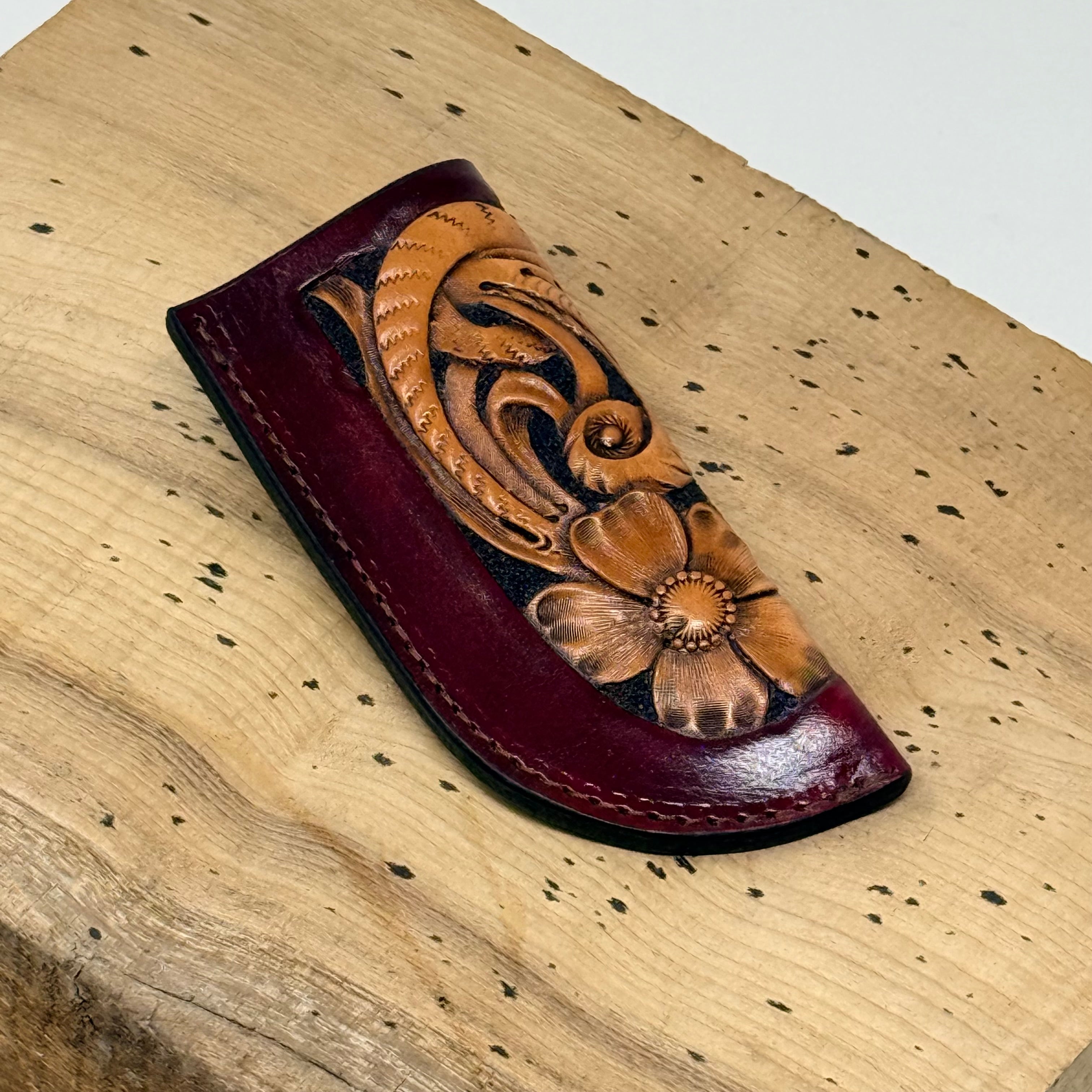 Tooled Buck Knife Sheath – Western Scroll Burgundy / 001