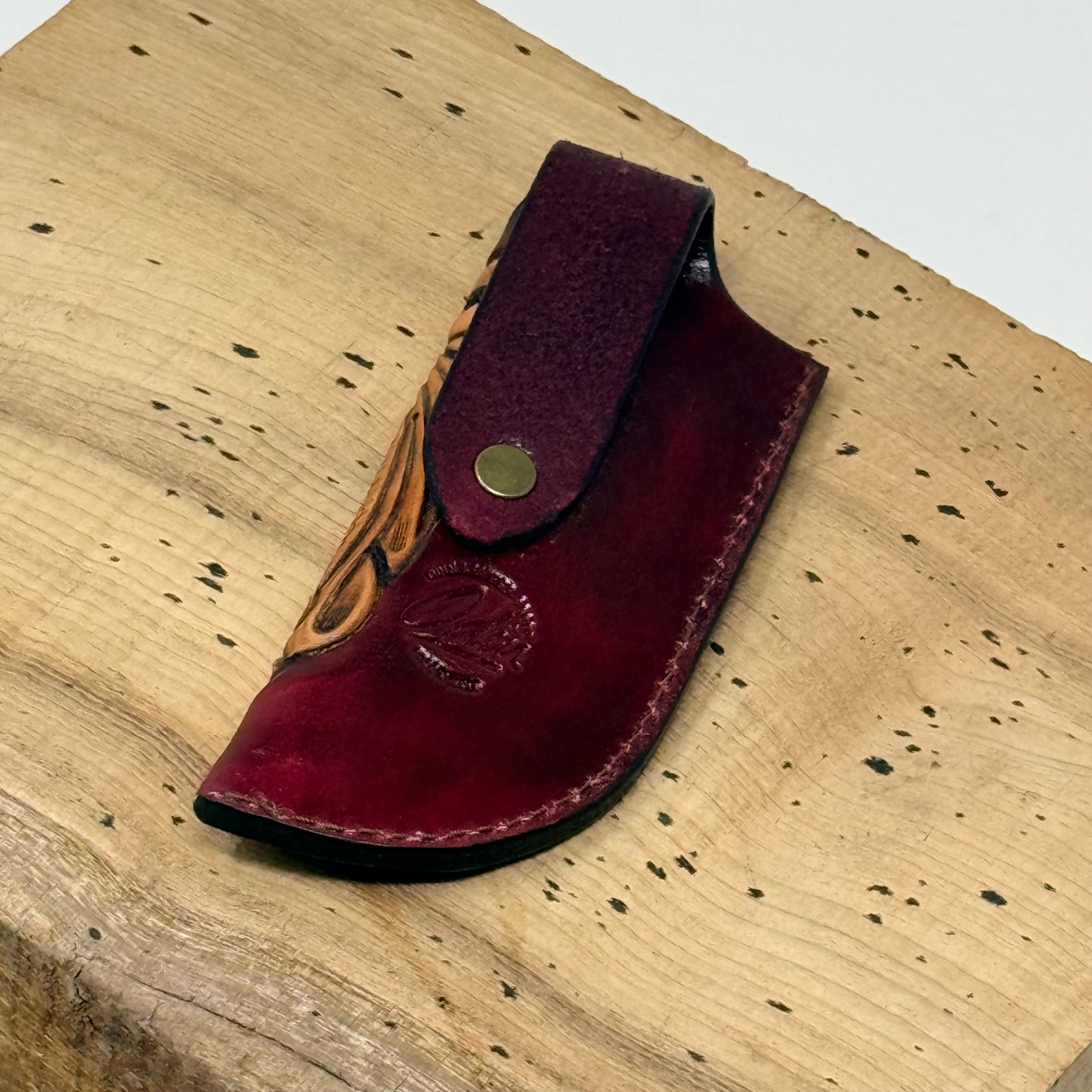 Tooled Buck Knife Sheath – Western Scroll Burgundy / 001